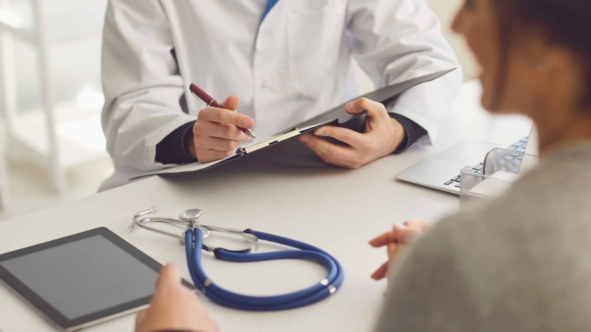 Médecin en consultation pour une visite de prévention